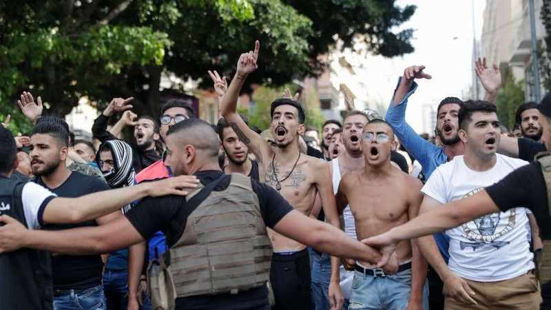 الجيش اللبناني يمنع أنصار الحركتين الشيعيتين اللبنانيتين حزب الله وحركة أمل من الاشتباك مع المتظاهرين في وسط بيروت. يوم 6 حزيران (يونيو).