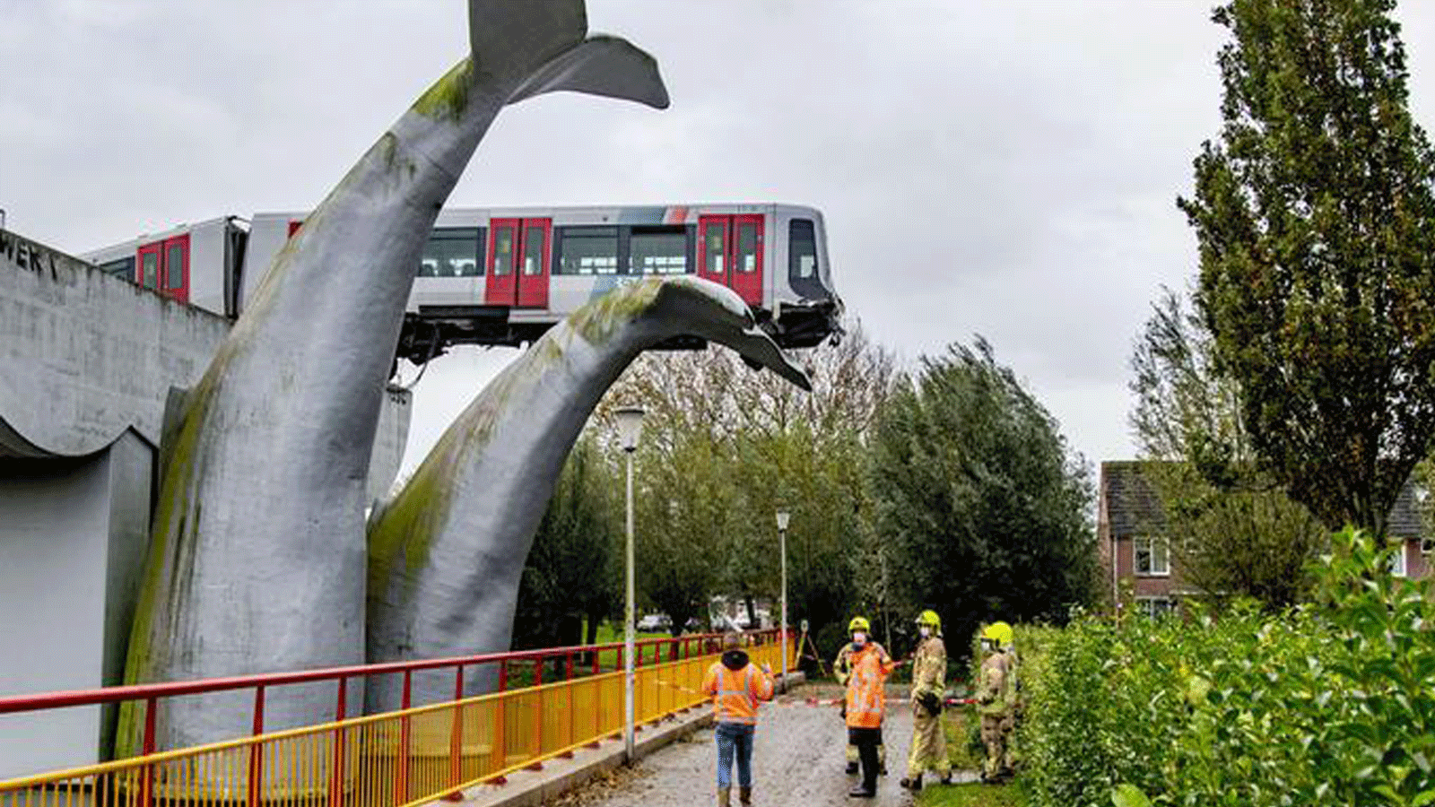 القطار الذي خرج عن مساره واستقر عل مجسم ذيل الحوت في هولندا