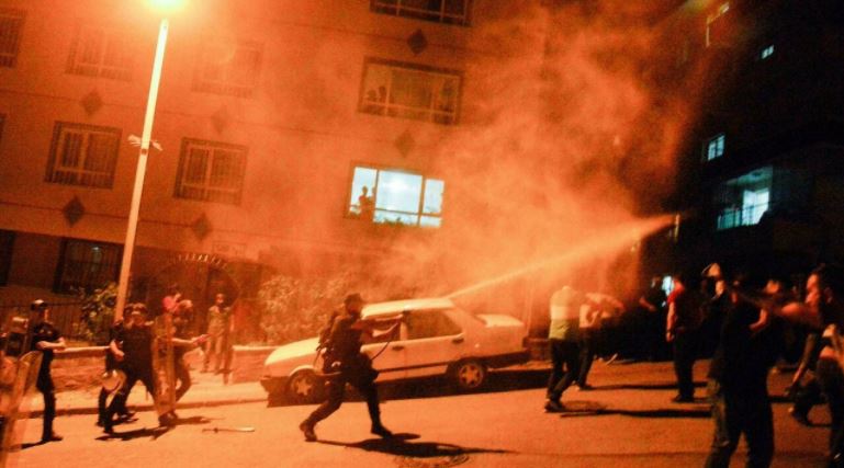 لشرطة في أنقرة تستخدم المسيل للدموع لتفريق حشد هاجم المتاجر التي يعتقد أنها مملوكة لعائلات سورية