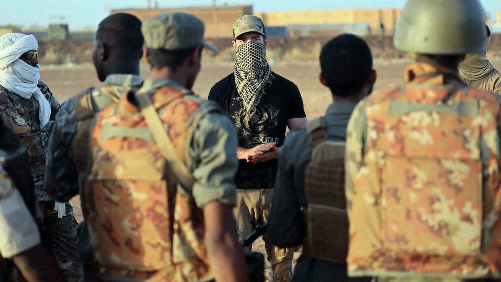 ضابط من قوات العمليات الخاصة البحرية الفرنسية يدرب جنود القوات المسلحة المالية في مالي في قاعدة ميناكا العسكرية في البلاد في 6 كانون الأول\ ديسمبر 2021