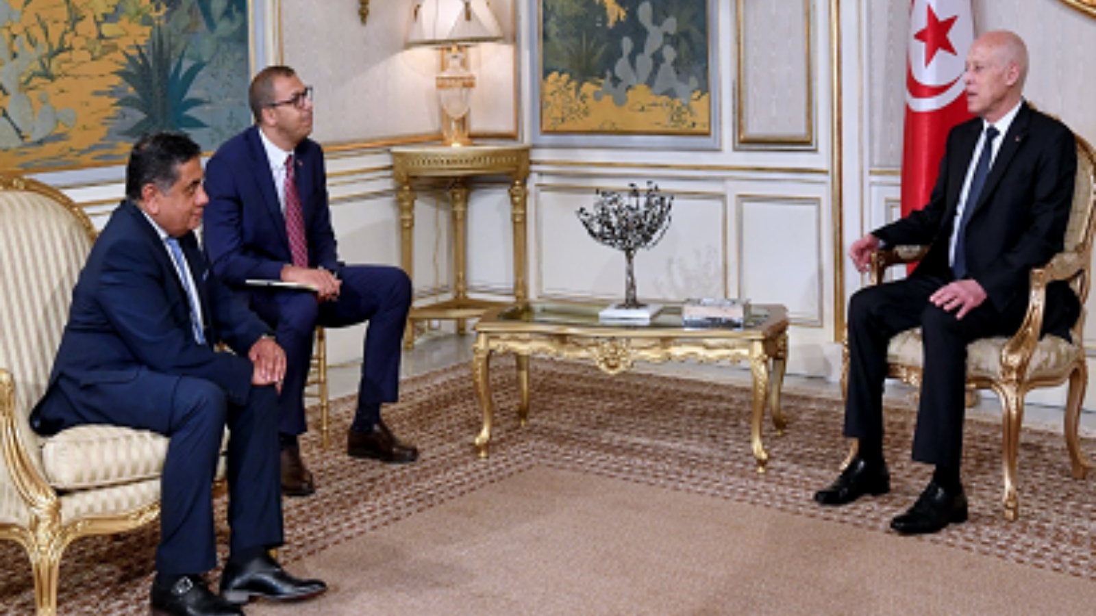 الرئيس التونسي مستقبلاً الوزير البريطاني اللورد أحمد
