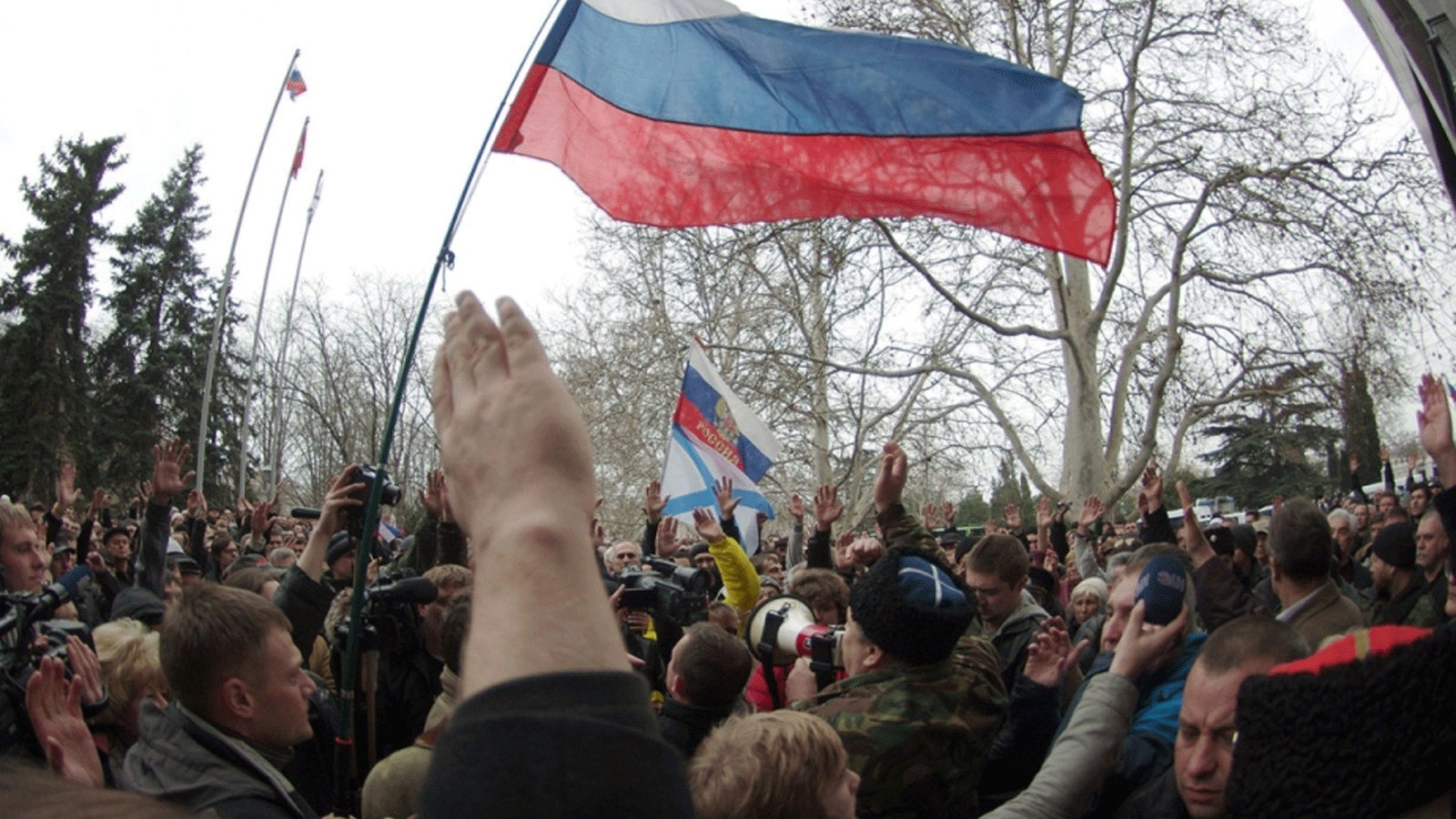 صورة أرشيفية لأشخاص يلوحون بالأعلام الروسية أثناء احتجاجهم في مدينة سيفاستوبول بجنوب أوكرانيا، قاعدة أسطول البحر الأسود الروسي
