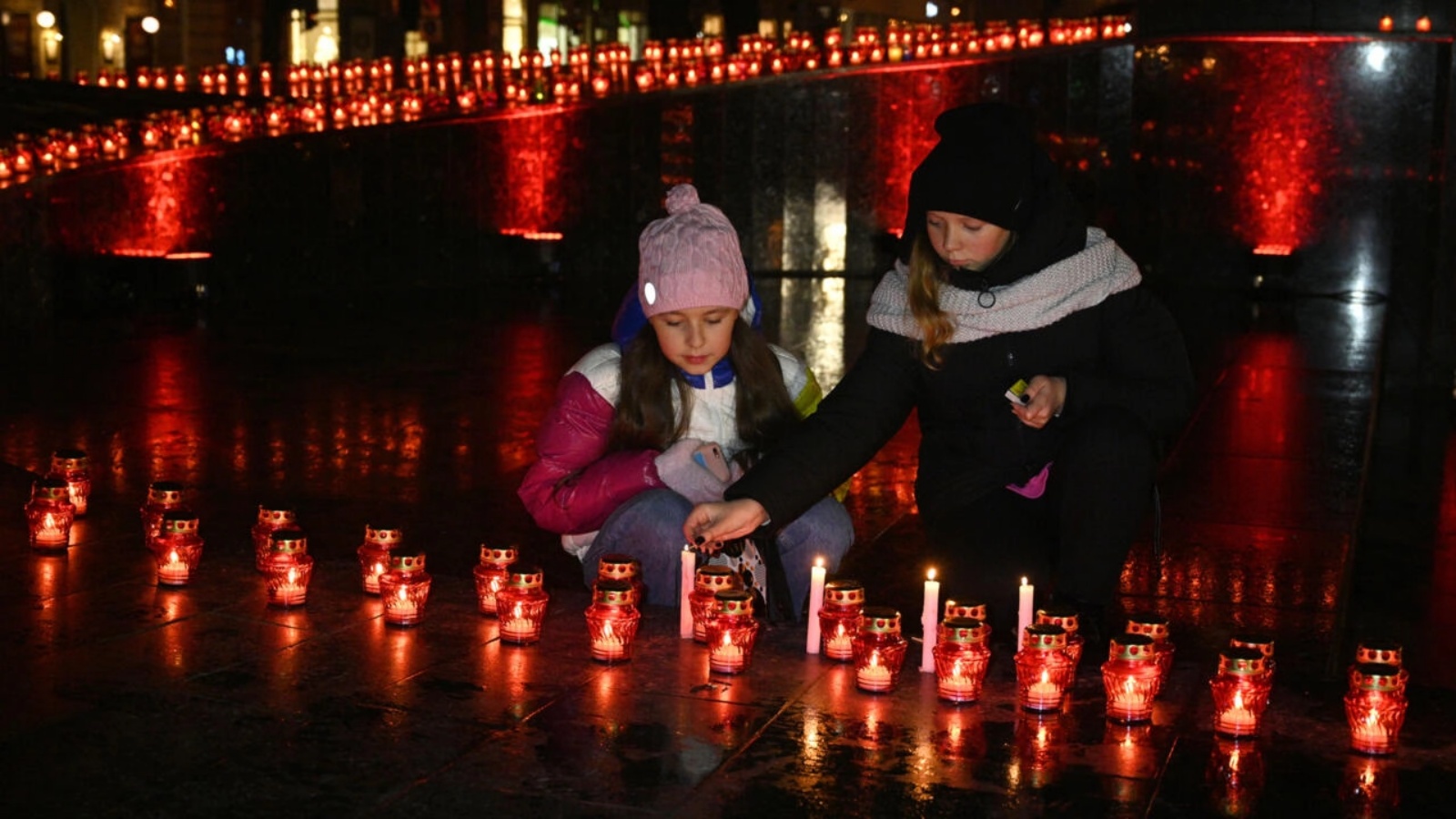 اطفال يشعلون شموعا لإحياء ذكرى ضحايا مجاعة الثلاثينات في أوكرانيا، في لفيف في 26 نوفمبر 2022