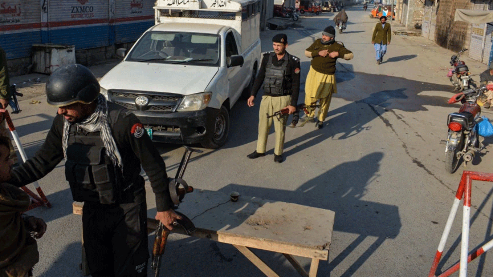  الشرطة الباكستانية تقف حراسة عند حاجز على الطريق بعد أن استولى مسلحو طالبان على مركز للشرطة في بانو، مقاطعة خيبر بختونخوا. 19 كانون الأول\ديسمبر 2022
