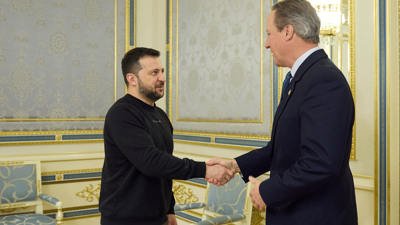 صورة نشرها الرئيس الأوكراني فولوديمير زيلينسكي عبر حسابه على تويتر خلال استقباله لوزير خارجية بريطانية ديفيد كامرون