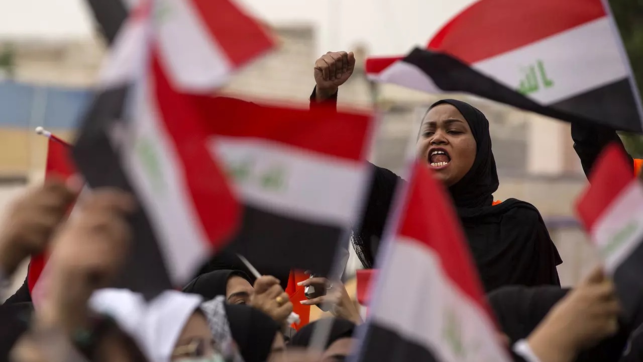 متظاهرة عراقية تشارك في مسيرة مناهضة للحكومة في وسط البصرة في 2 ديسمبر 2019