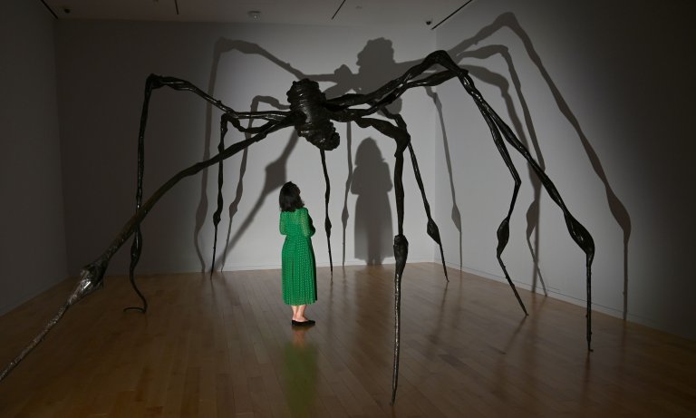 امرأة تُلقي نظرة على عمل بعنوان Spider (العنكبوت) للفنانة لويز بورجوا في نيويورك في 3 مايو 2019