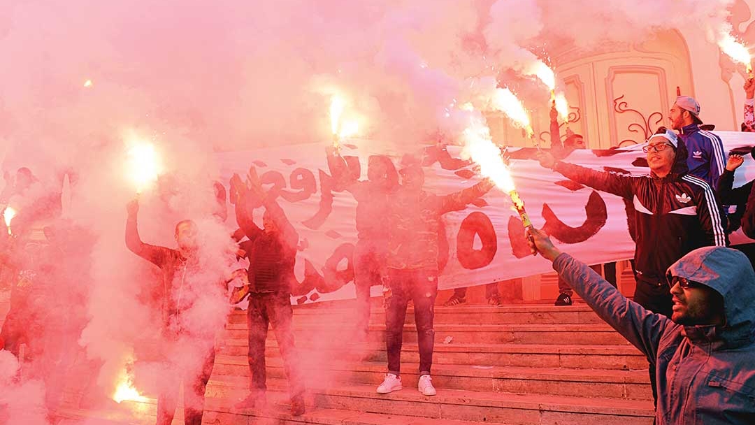 متظاهرون تونسيون يحتفلون بالذكرى السابعة للانتفاضة التي أطاحت بالرئيس زين العابدين بن علي وأطلقت شرارة الربيع العربي