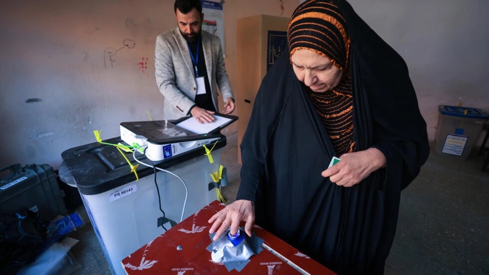 عراقية تدلي بصوتها في أول انتخابات لمجالس المحافظات منذ أكثر من عقد