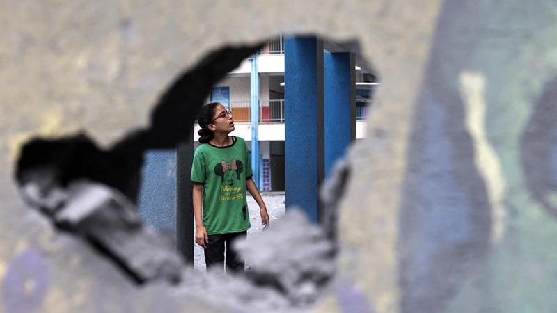 فتاة فلسطينية تتفحص الأضرار في ساحة مدرسة تديرها الأونروا بعد ضربات جوية إسرائيلية استهدفت مدينة غزة في 9 أكتوبر 2023