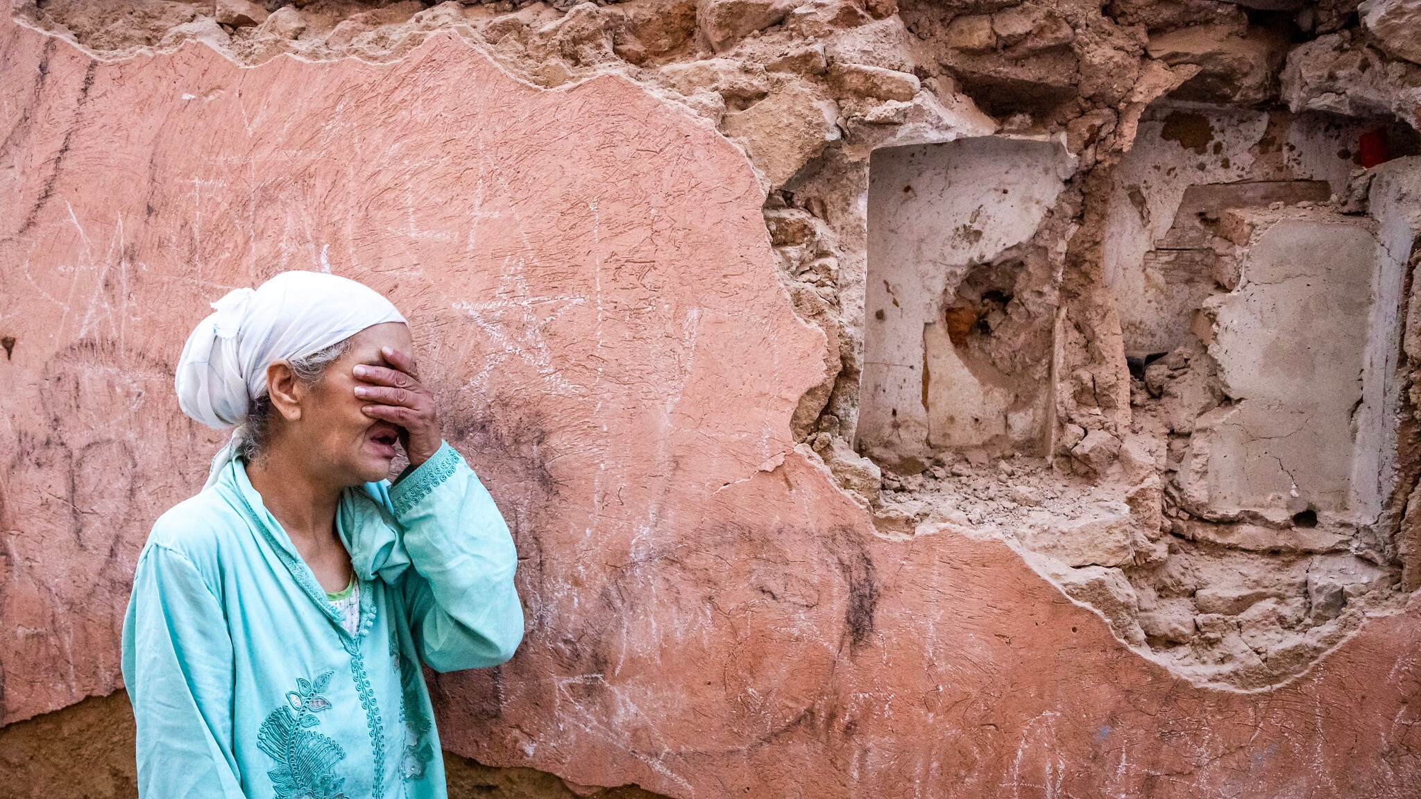 امرأة أمام منزلها المتضرر من الزلزال في البلدة القديمة في مراكش في 9 أيلول (سبتمبر) 2023