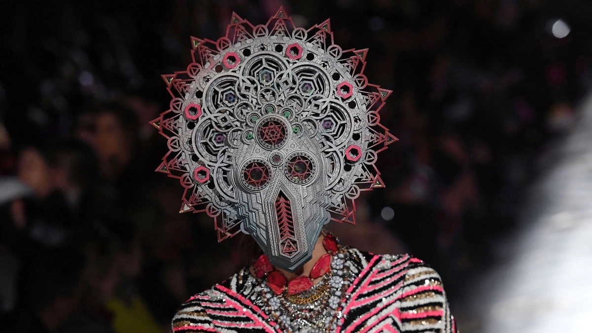 قناع من تصميم الفنان دان شوب ترتديه إحدى العارضات خلال عرض للأزياء/2020 في باريس، فرنسا، في 28 فبراير 2019