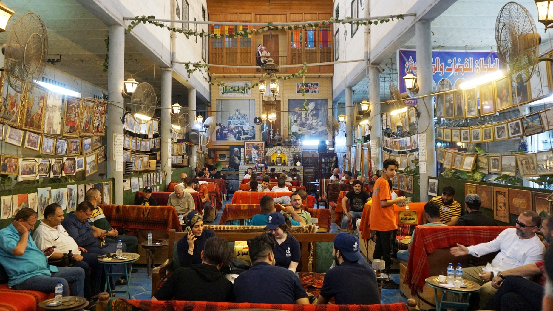 مقهى في شارع الرشيد بالعاصمة العراقية بغداد، تموز (يوليو) 2022