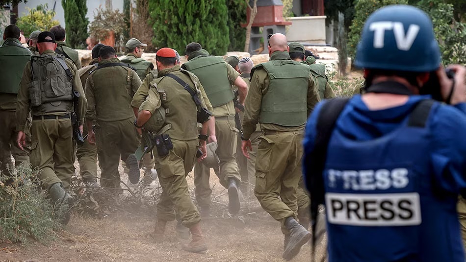 مصور صحفي وجنود إسرائيليون في قطاع غزة