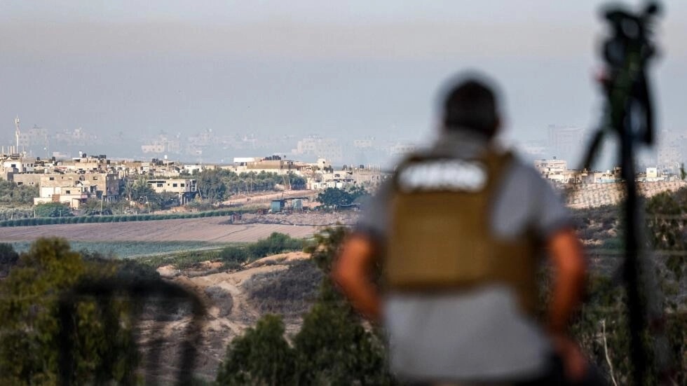 مراسل صحفي في سديروت يراقب أفق قطاع غزة الشمالي في 18 تشرين الأول (أكتوبر) 2023