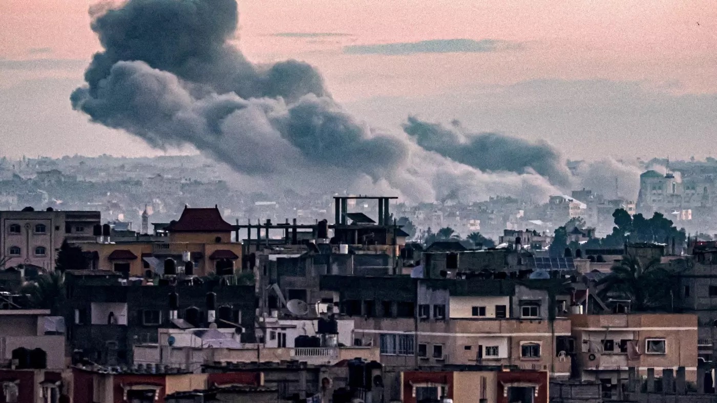 قصف إسرائيلي يستهدف خان يونس في قطاع غزة، في 3 كانون الثاني (يناير) 2024
