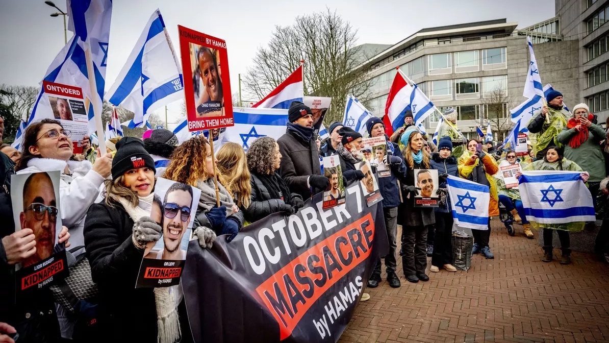 تظاهرة داعمة لإسرائيل في لاهاي، أمام مقر المحكمة الدولية الخميس 11 كانون الثاني (يناير)، أثناء الاستماع إلى ممثلي جنوب أفريقيا