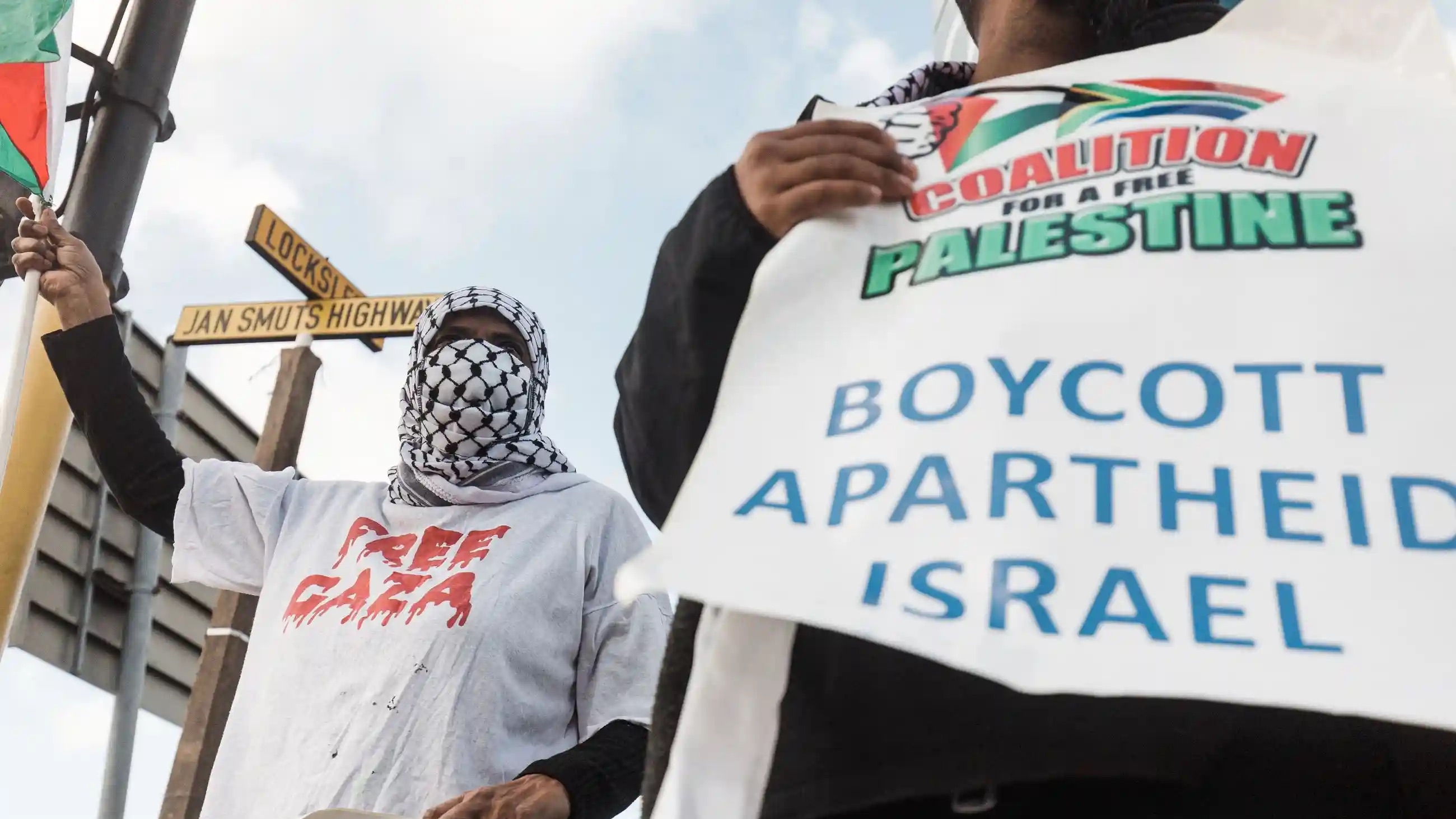 متظاهرون في دوربان، جنوب أفريقيا، ولافتات تدعو إلى مقاطعة إسرائيل، في صورة أرشيفية