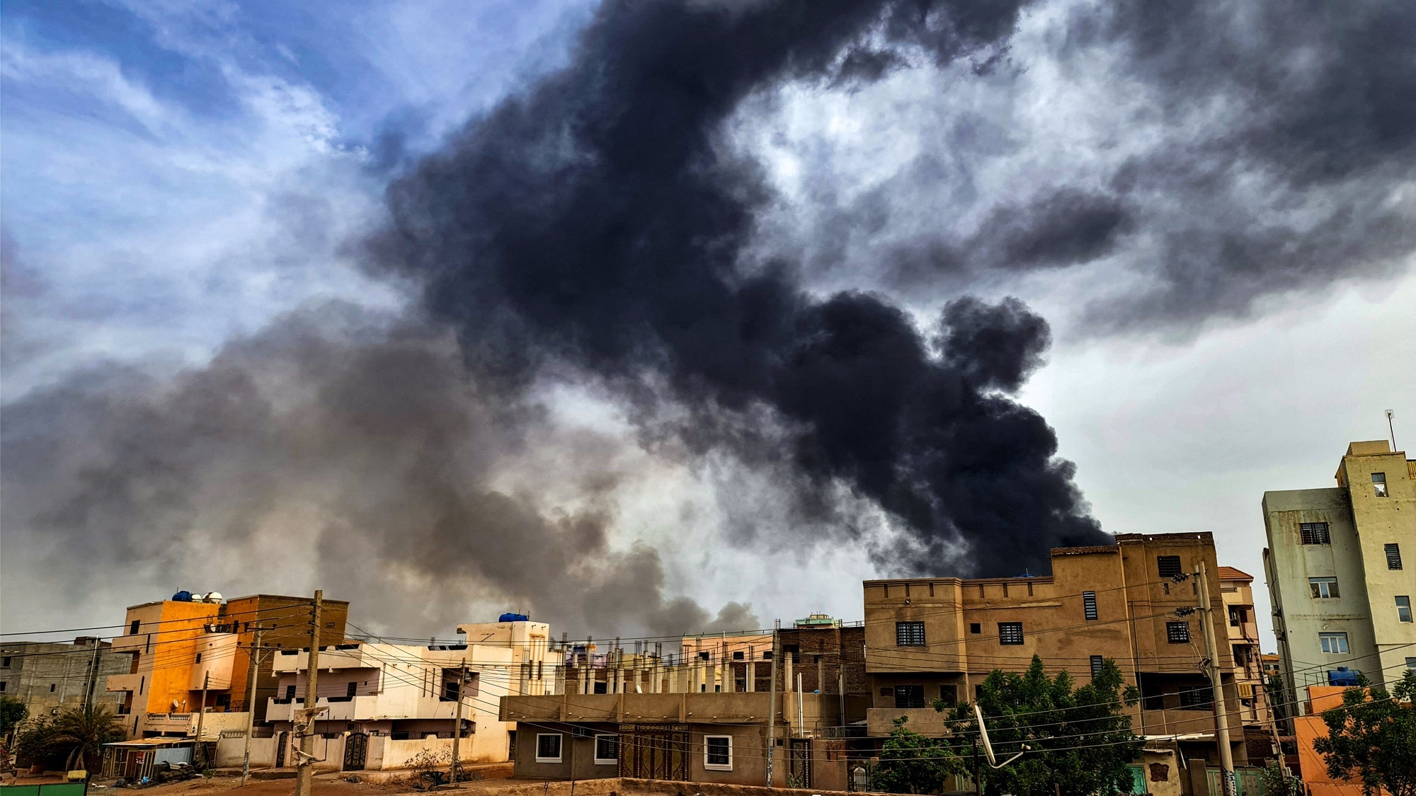 الدخان يتصاعد من أحد أحياء الخرطوم خلال قتال بين قوات الدعم السريع والجيش السوداني العام الماضي