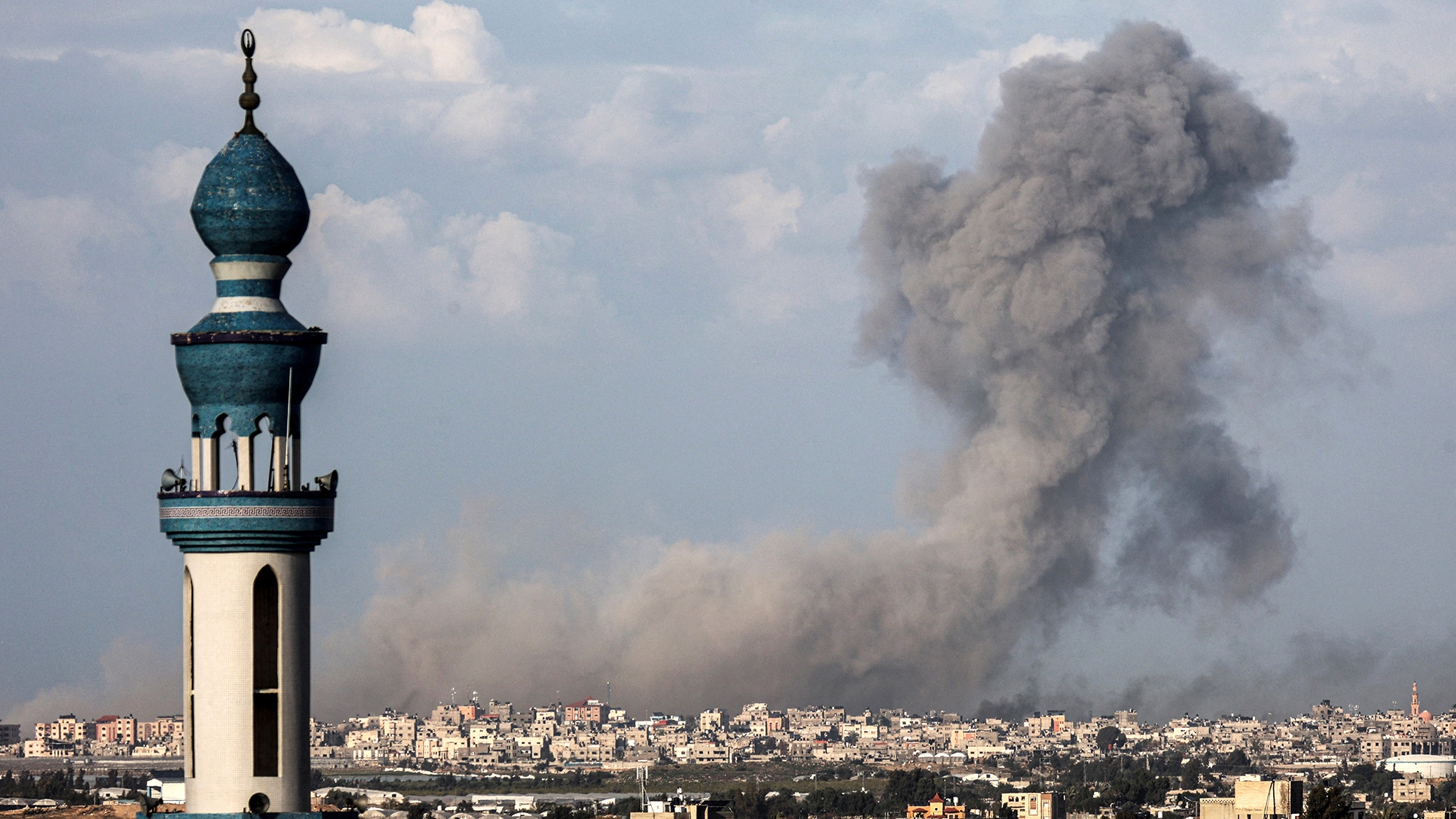الدخان يتصاعد من خان يونس بعد ضربة إسرائيلية في 24 كانون الثاني (يناير) 2024