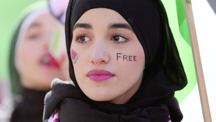 فتاة في مدريد تشارك في تظاهرة داعمة للفلسطينيين