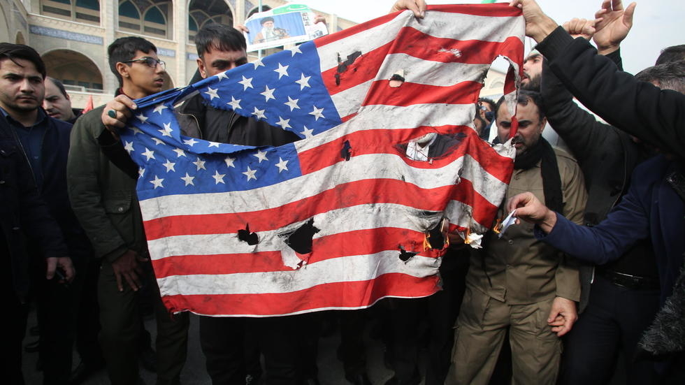 إيرانيون يضرمون النار في علم الولايات المتحدة