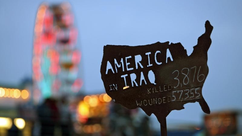 لافتة تظهر عدد الجنود الأميركيين الذين قتلوا أو جرحوا خلال غزو العراق، علقت على شاطئ سانتا مونيكا في كاليفورنيا، في 25 تشرين الثاني (نوفمبر) 2007