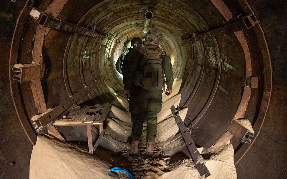 جندي إسرائيلي داخل أحد أنفاق حماس في خان يونس في صورة نشرها الجيش الإسرائيلي في 4 شباط (فبراير) 2024
