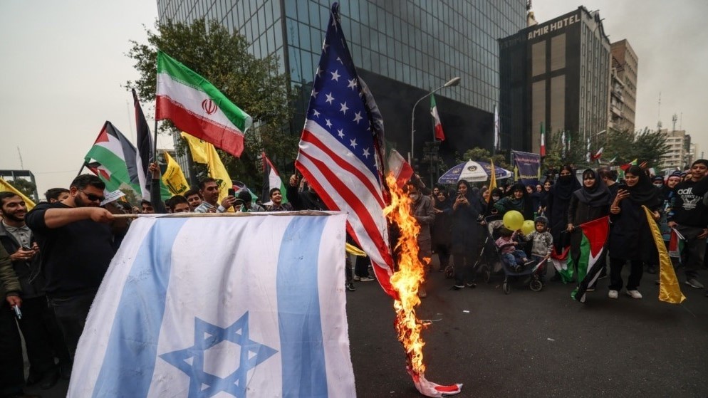 متظاهرون يحرقون أعلامًا إسرائيلية وأميركية في جمع حاشد خارج السفارة الأميركية السابقة في طهران، في 4 نوفمبر 2023