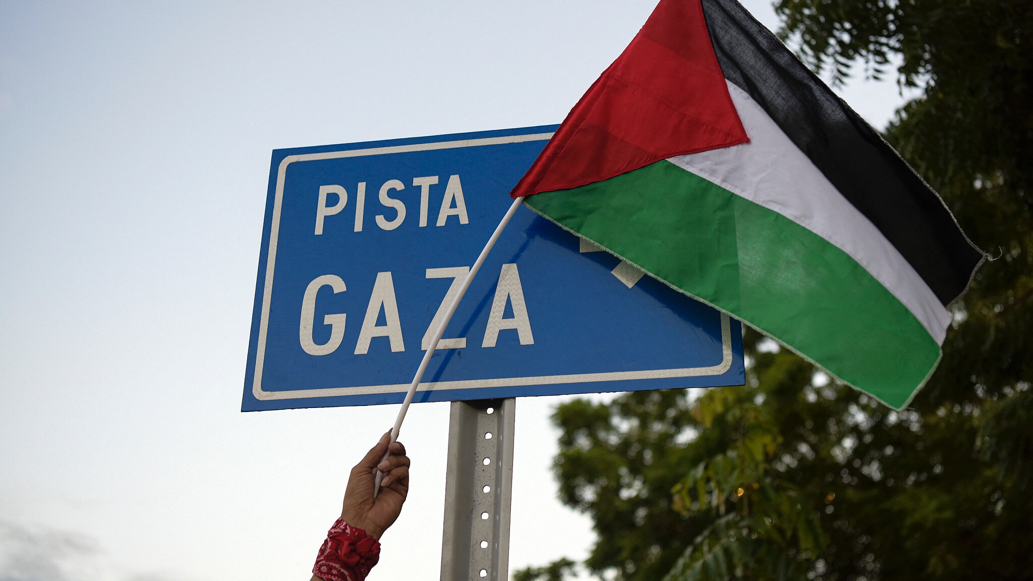 علم فلسطين خلال تدشين شارع في نيكاراغوا باسم غزة، تضامناً مع الفلسطينيين، في 30 كانون الثاني (يناير) 2024