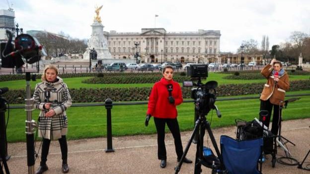 كاميرات التلفزة العالمية في محيط قصر باكنغهام المقر الرسمي للملك تشارلز الثالث