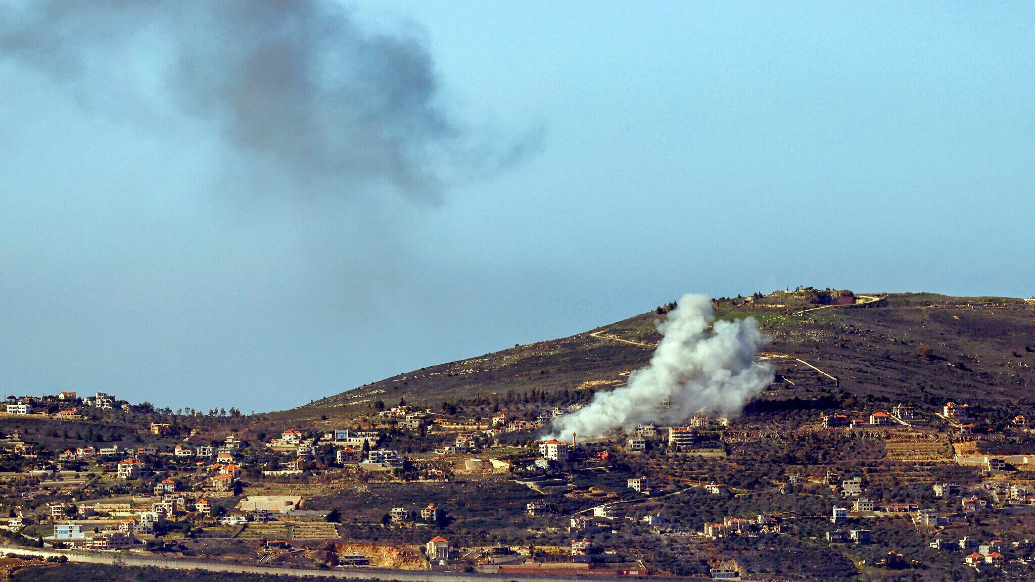 الدخان يتصاعد من بلدة العريسة التي استهدفتها إسرائيل في 20 كانون الثاني (يناير) 2024