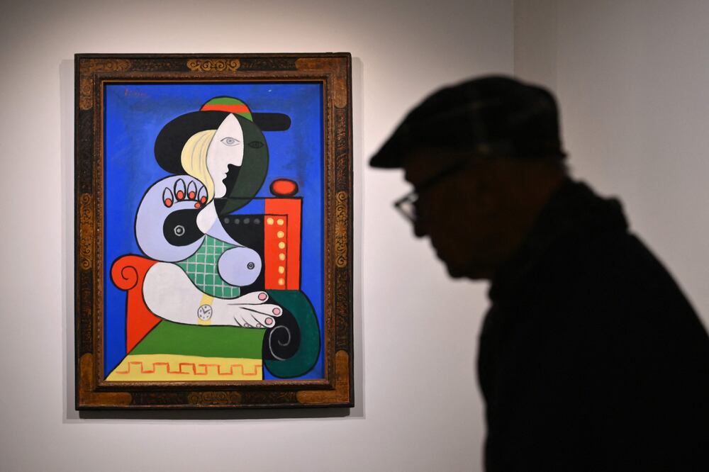 رجل أمام لوحة لبيكاسو بيعت بمبلغ 139 مليون دولار في مزاد