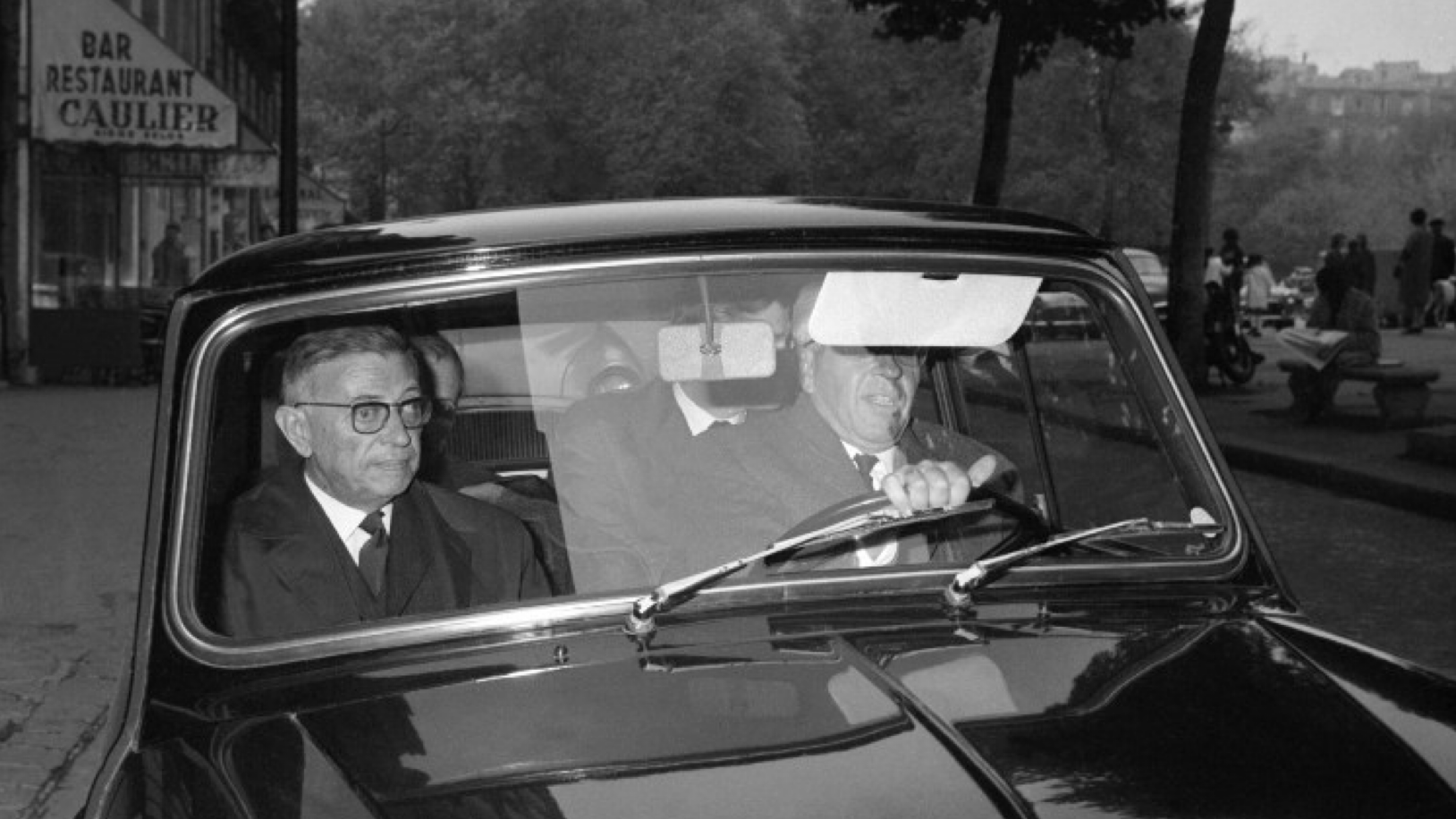 جان بول سارتر يغادر مطعم L'Oriental بالسيارة يوم إعلان فوزه بجائزة نوبل للآداب التي رفضها في 22 تشرين الأول (أكتوبر) 1964