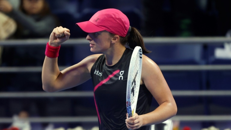 البولندية إيغا شفيونتيك خلال مباراتها أمام الروسية إيكاتيرينا ألكساندروفا في دورة الدوحة لكرة المضرب 