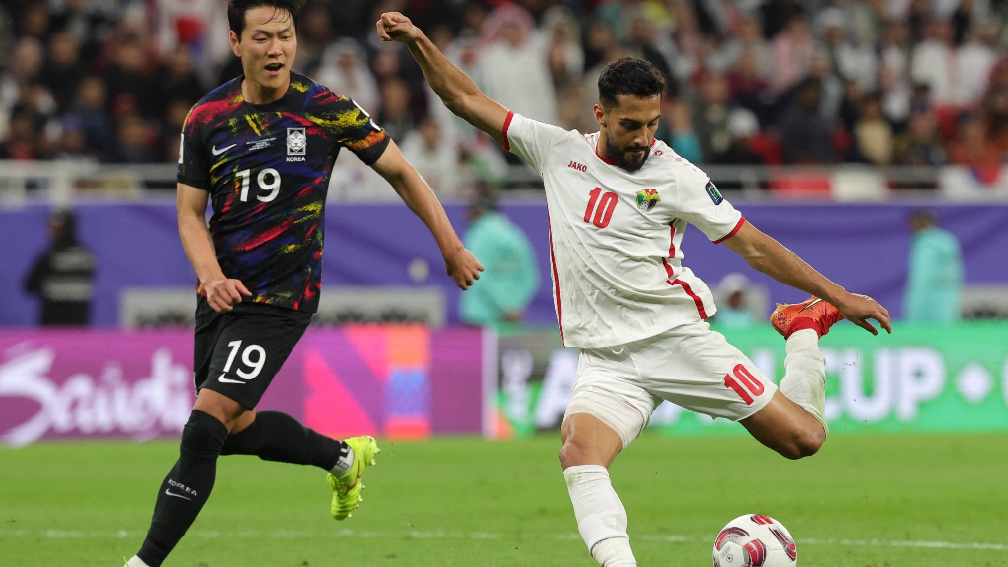 العمري يسجل الهدف الثاني للأردن أمام كوريا الجنوبية في المباراة التي جمعتهما في نصف نهائي كأس آسيا