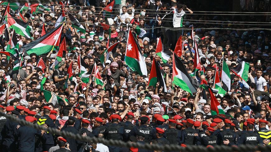 متظاهرون في عمان يلوحون بالعلمين الفلسطيني والأردني تنديداً بالهجوم الإسرائيلي على غزة الذي أعقب هجوم حماس على قرى غلاف غزة