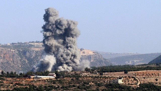 دخان يتصاعد من موقع غارة إسرائيلية في قرية الجبين بجنوب لبنان قرب الحدود مع شمال إسرائيل