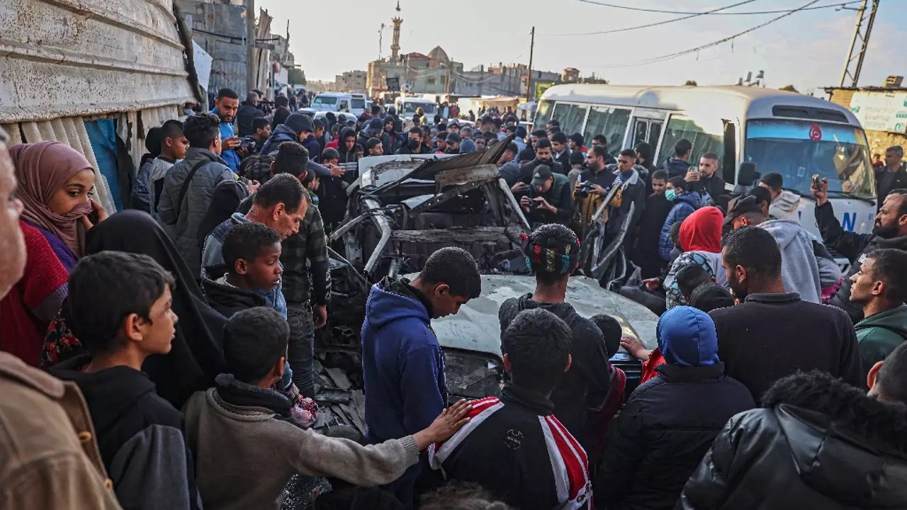 فلسطينيون يتحلقون حول سيارة دمرتها غارة إسرائيلية في رفح في 20 شباط (فبراير) 2024
