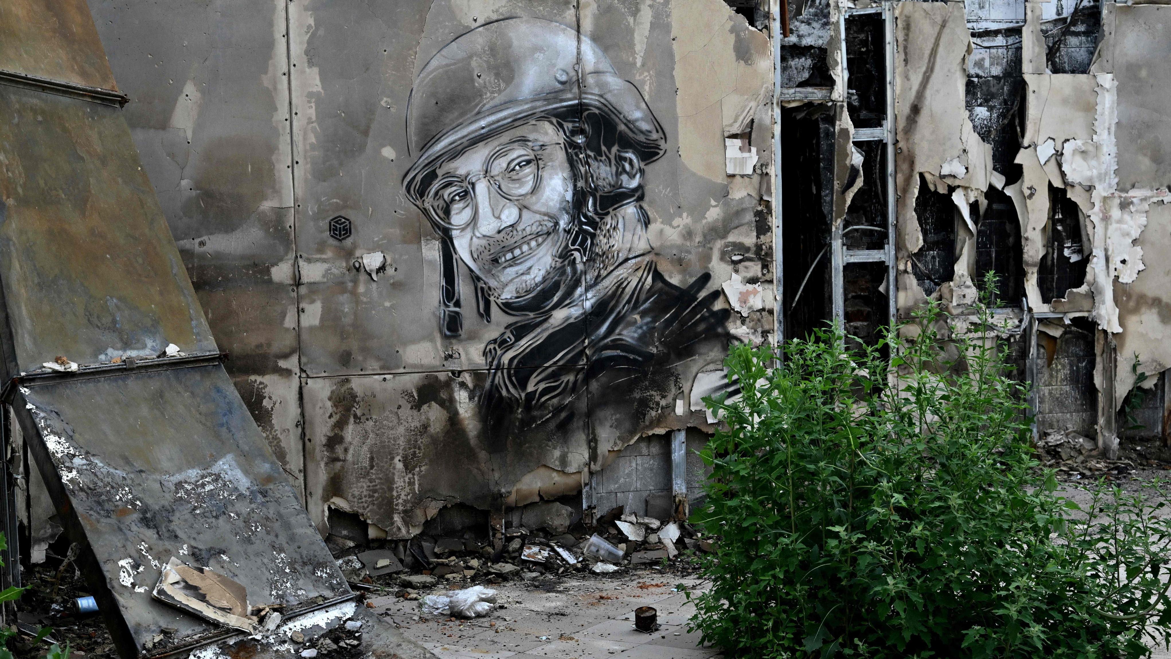 رسم تكريمي للصحفي أرمان سولدين الذي سقط قرب باخموت في أوكرانيا أثناء تغطية الحرب، بتوقيع كريستيان غيمي على جدار مقهى مدمر في ياجيدني