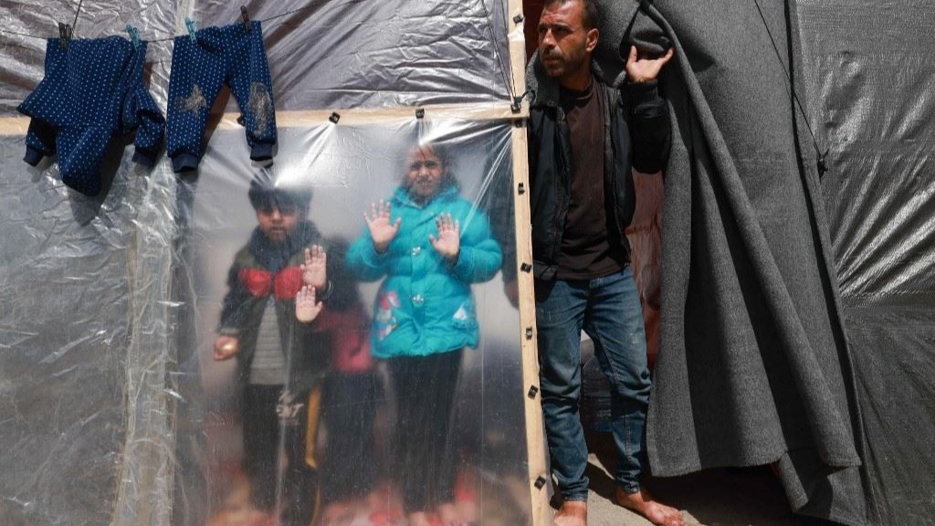 فلسطينيون نازحون وقفوا عند خيمتهم في رفح بجنوب قطاع غزة في 8 مارس 2024