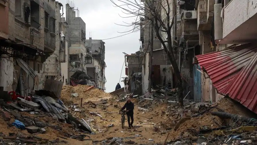 رجل يسير بين خرائب غزة في السابع من آذار (مارس) 2024