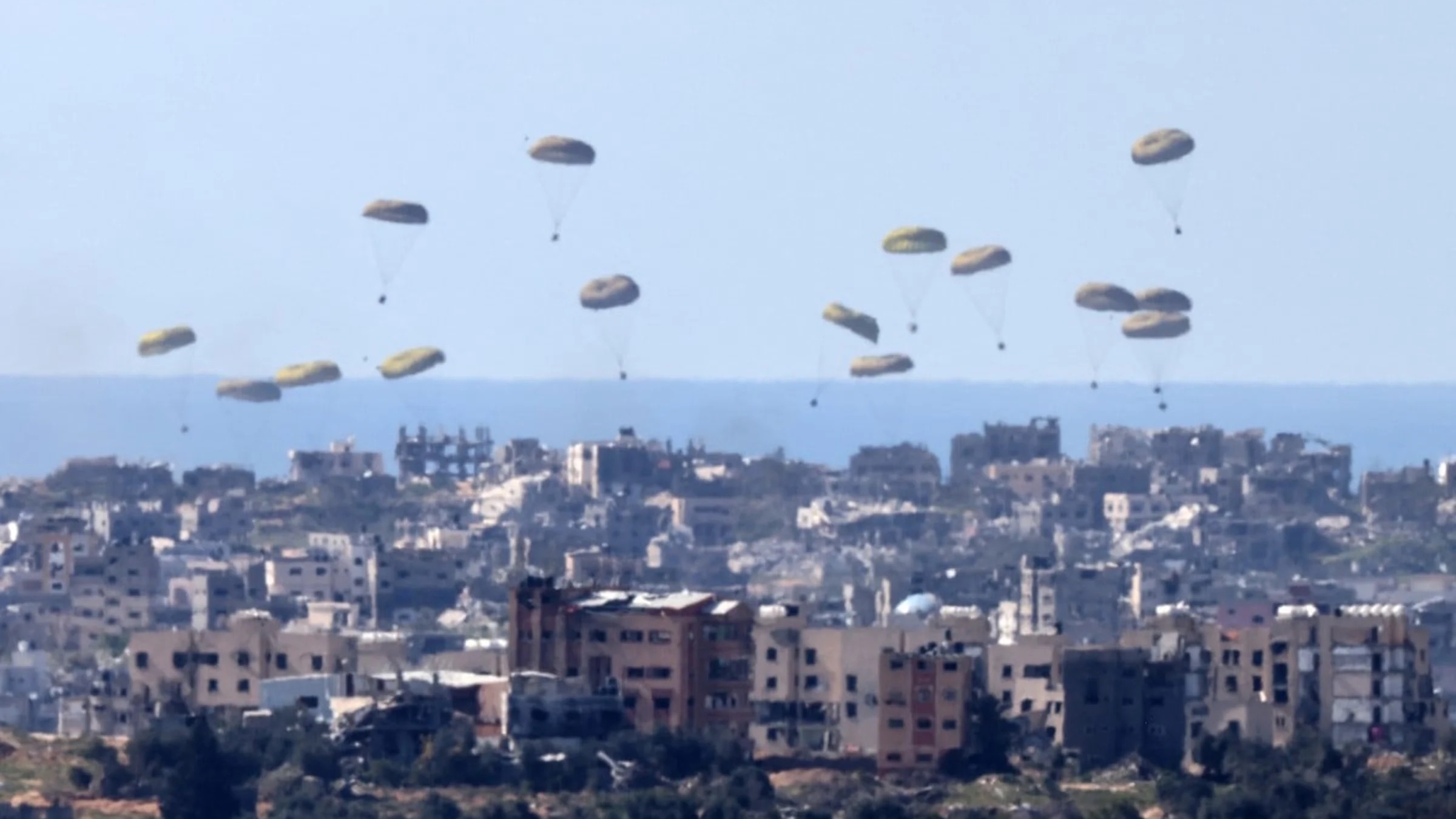 "يلملم أهل غزة ما تناثر وسقط من السماء، من فتات المانحين"