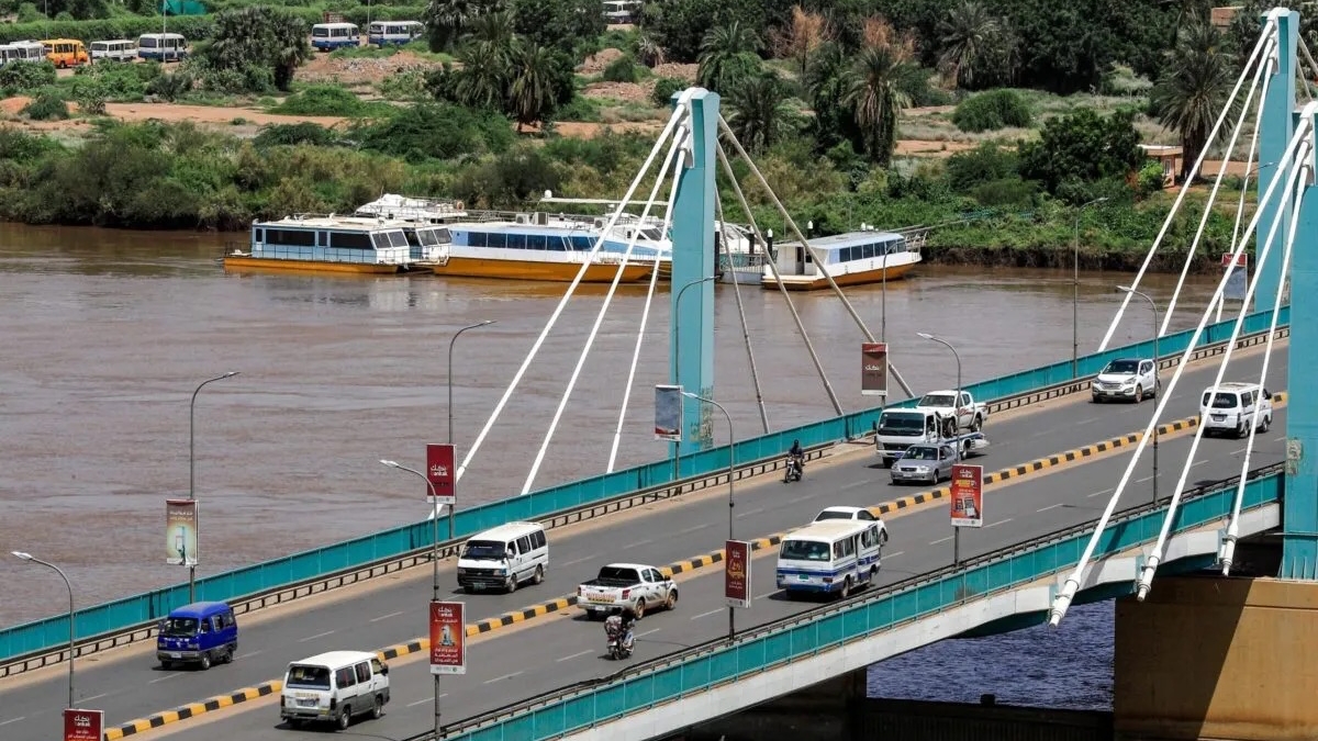 جسر المك نمر الذي يربط بين شطرين لمدينة الخرطوم