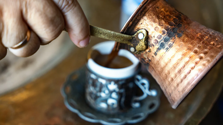 GETTY IMAGES | إعداد وشرب القهوة التركية أمر متأصل في التقاليد والطقوس.