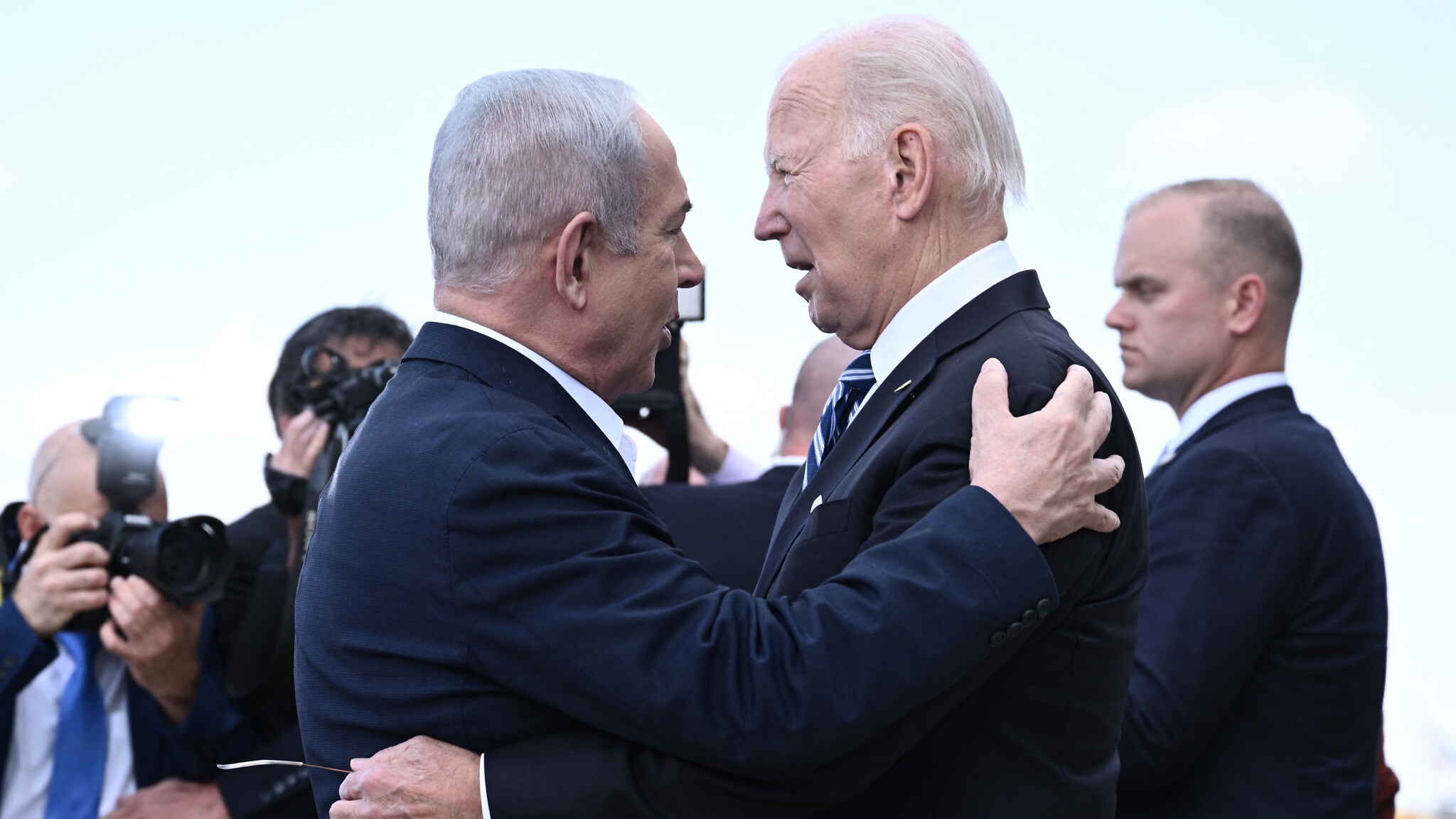نتنياهو يستقبل بايدن في مطار بن غوريون في تل أبيب، بعدما أتى إسرائيل متضامناً في 18 تشرين الأول (أكتوبر) 2023