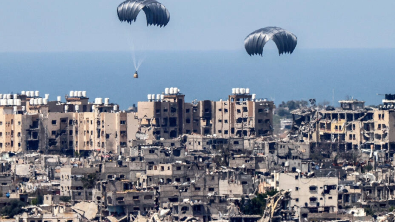 إسقاط المساعدات الإنسانية فوق غزة