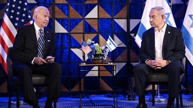 الرئيس الأميركي جو بايدن (يسار) يلتقي برئيس الوزراء الإسرائيلي بنيامين نتنياهو في تل أبيب في 18 أكتوبر 2023