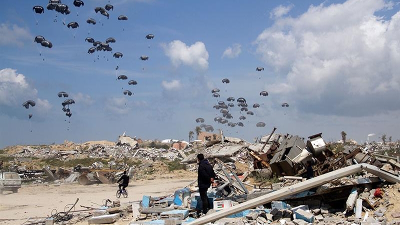 إسقاط مساعدات إنسانية وإغاثية في سماء قطاع غزة