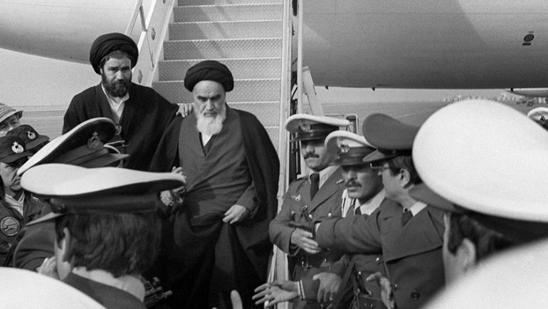 الإمام الخميني عائداً إلى إيران بعد 14 عاماً من النفي في تركيا وفرنسا والعراق